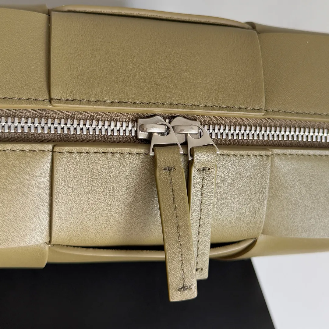 Batch 2480 BOTTEGA VENETA2025 new small ARCO camera bag. The bag has a unique woven design, which looks like scattered small squares. It has a strong sense of design! It’s very eye-catching👀Although the bag is not big, it can actually be packed🙌 Its cuteness and charm are irresistible! You can go out with just one carry, so worry-free! Very cost-effective 💯 Suitable for all men who have the habit of backpacking. The upper body is really handsome and very low-key! I think it’s very suitable for carrying on my daily back to work, it’s not too rigid and it feels very fashionable! Very tonally! Style number: 731165 Size: 28*18*9cm